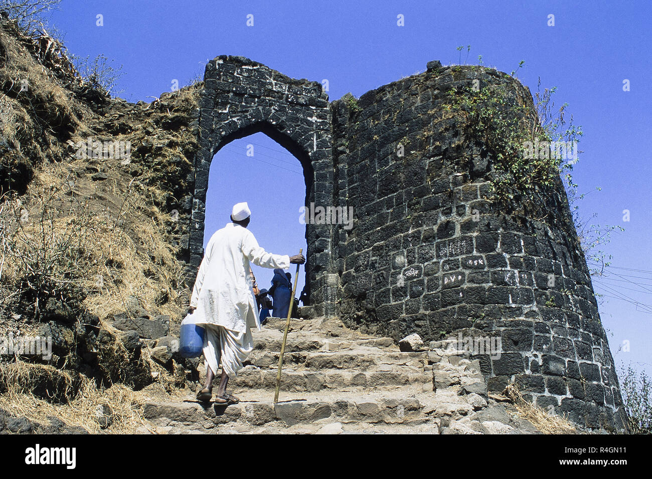 Uomo con possibile di cherosene, Sinhagad Fort di Pune, Maharashtra, India, Asia Foto Stock