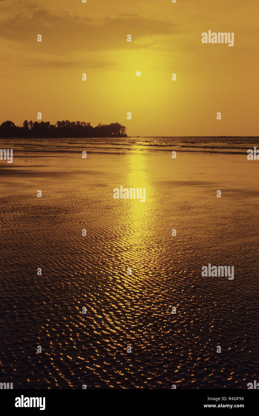 Tramonto a Mandwa Beach, Maharashtra, India, Asia Foto Stock