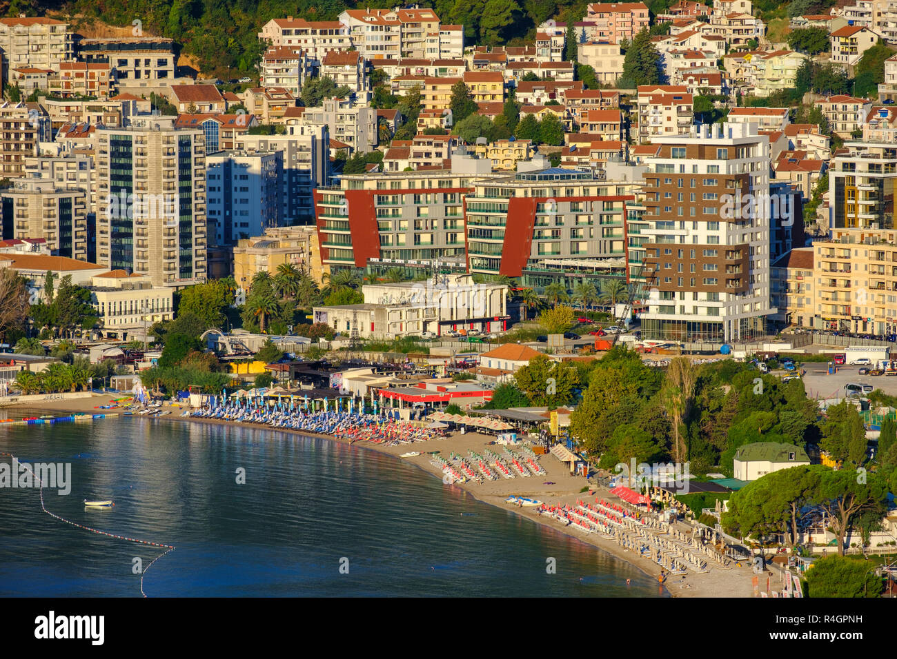 Holiday resort Slovenska Plaza con spiaggia e Alberghi Budva, costa adriatica, Montenegro Foto Stock