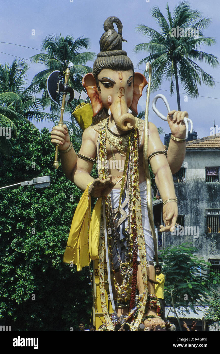 Statua del Signore Ganesh durante la fase di immersione processione, Mumbai, India, Asia Foto Stock