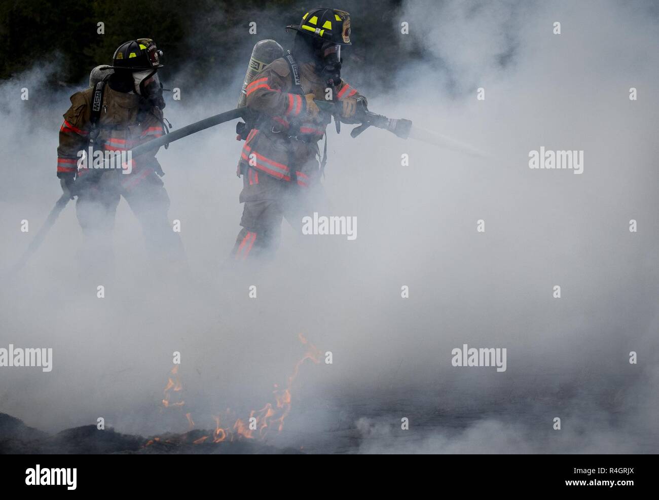 96Ala Test vigili del fuoco incendi di battaglia intorno a una simulazione di elicottero incidente durante un incidente di massa esercizio ottobre 3 a Eglin Air Force Base, Fla. Sistema comunitario di esercitare nel profondo della gamma Eglin compresi 96TW primi responder, 6 Ranger del battaglione di Formazione personale, Okala County primi responder tra gli altri. L'esercizio di valutazione azioni Ranger e la base e le risposte locali sia per la caduta di un fulmine e elicottero incidente. Foto Stock
