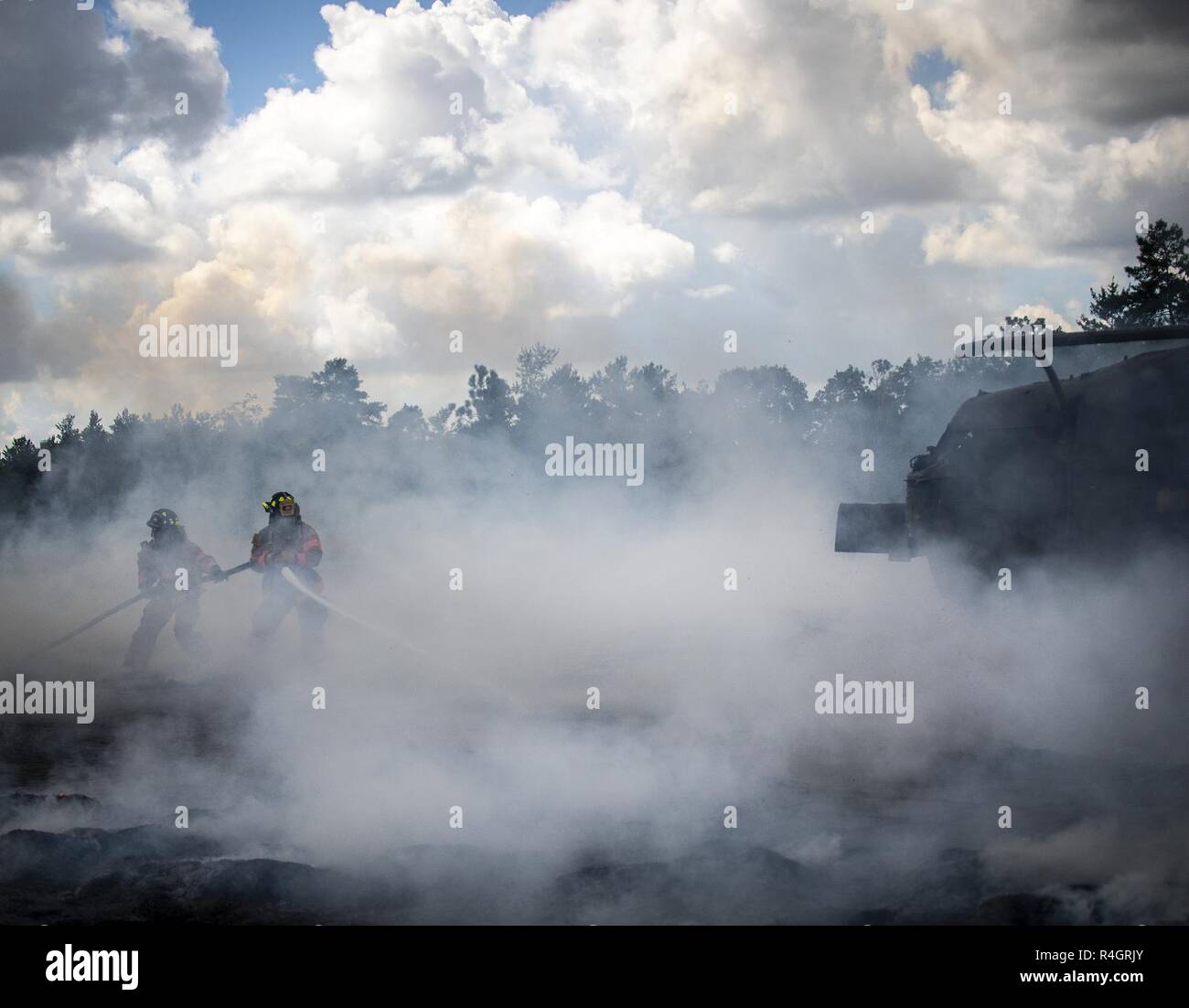 96Ala Test vigili del fuoco incendi di battaglia intorno a una simulazione di elicottero incidente durante un incidente di massa esercizio ottobre 3 a Eglin Air Force Base, Fla. Sistema comunitario di esercitare nel profondo della gamma Eglin compresi 96TW primi responder, 6 Ranger del battaglione di Formazione personale, Okala County primi responder tra gli altri. L'esercizio di valutazione azioni Ranger e la base e le risposte locali sia per la caduta di un fulmine e elicottero incidente. Foto Stock