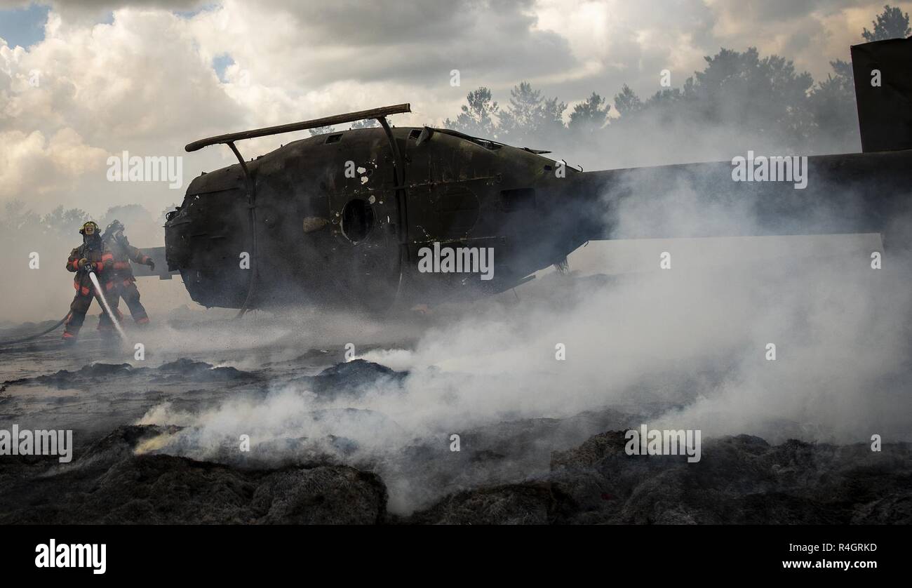 96Ala Test vigili del fuoco incendi di battaglia intorno a una simulazione di elicottero incidente durante un incidente di massa esercizio ottobre 3 a Eglin Air Force Base, Fla. Sistema comunitario di esercitare nel profondo della gamma Eglin compresi 96TW primi responder, 6 Ranger del battaglione di Formazione personale, Okala County primi responder tra gli altri. L'esercizio di valutazione azioni Ranger e la base e le risposte locali sia per la caduta di un fulmine e elicottero incidente. Foto Stock