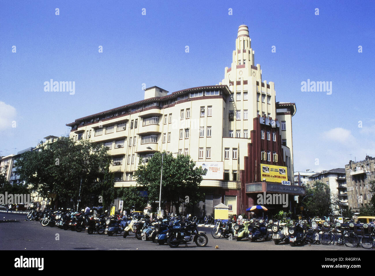 Vista esterna dell'Eros Cinema, Churchgate, Mumbai, India, Asia Foto Stock