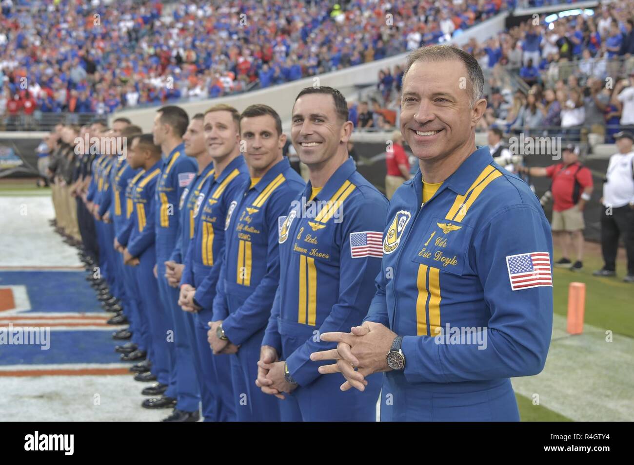 Il Jacksonville, Florida (ott. 27, 2018), Stati Uniti Navy dimostrazione di volo squadrone, Blue Angels, sono rilevate durante la Georgia vs. Florida college football gioco a TIAA Bank Stadium di Jacksonville. Il Blue Angels sono programmati per eseguire più di 60 dimostrazioni di più di 30 sedi negli Stati Uniti e in Canada nel 2018. Foto Stock