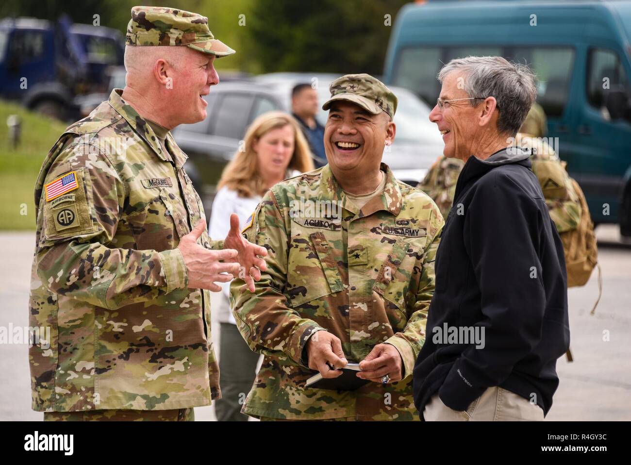 Deliberando segretario dell'esercito Robert M. Speer (a destra), U.S. Esercito il Mag. Gen. Timothy McGuire (sinistra), il vice Comandante generale degli Stati Uniti Esercito in Europa e Stati Uniti Esercito Brig. Gen. Tony Aguto, Comandante generale del settimo Esercito di formazione comando, hanno una conversazione alla cerimonia di apertura dell'Europa forte sfida del serbatoio (SETC) all'Grafenwoehr Area Formazione, Germania, maggio 07, 2017. Il SETC è co-ospitato da U.S. Europa dell'esercito e dell'esercito tedesco, può 7-12, 2017. Il concorso è destinato a sporgere una presenza dinamica, favorire il partenariato militare, promuovere l interoperabilità, e fornisce un ambiente Foto Stock