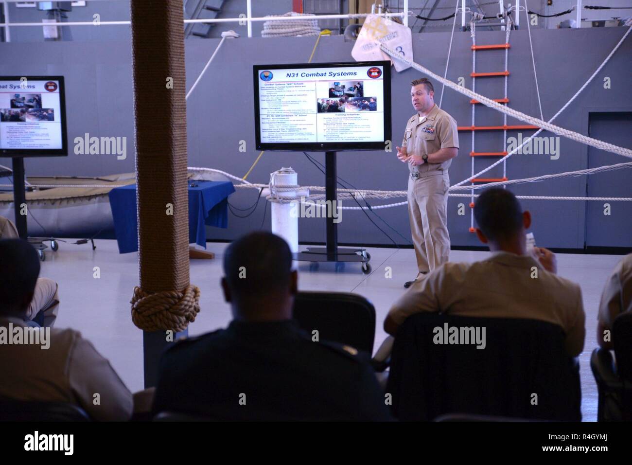 Grandi laghi, Ill (27 settembre 2018) Chief Fire Controlman egida John Keller, personale al Centro per la superficie di sistemi di combattimento unità Grandi Laghi, dà una presentazione alla Naval di istruzione e di formazione il Comandante del Comando posteriore di Adm. Kyle Cozad sett. 27. Foto Stock