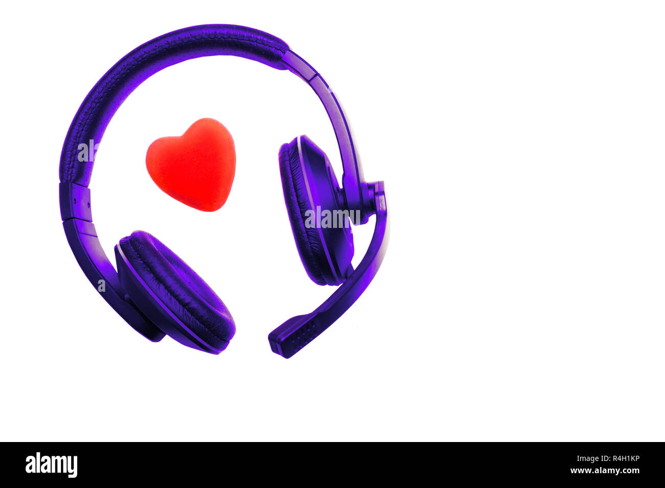 Indigo cuffie, cuffie con microfono e cuore rosso isolato su sfondo bianco. Call Center per il supporto tecnico, amore, il giorno di San Valentino, Medicina Foto Stock