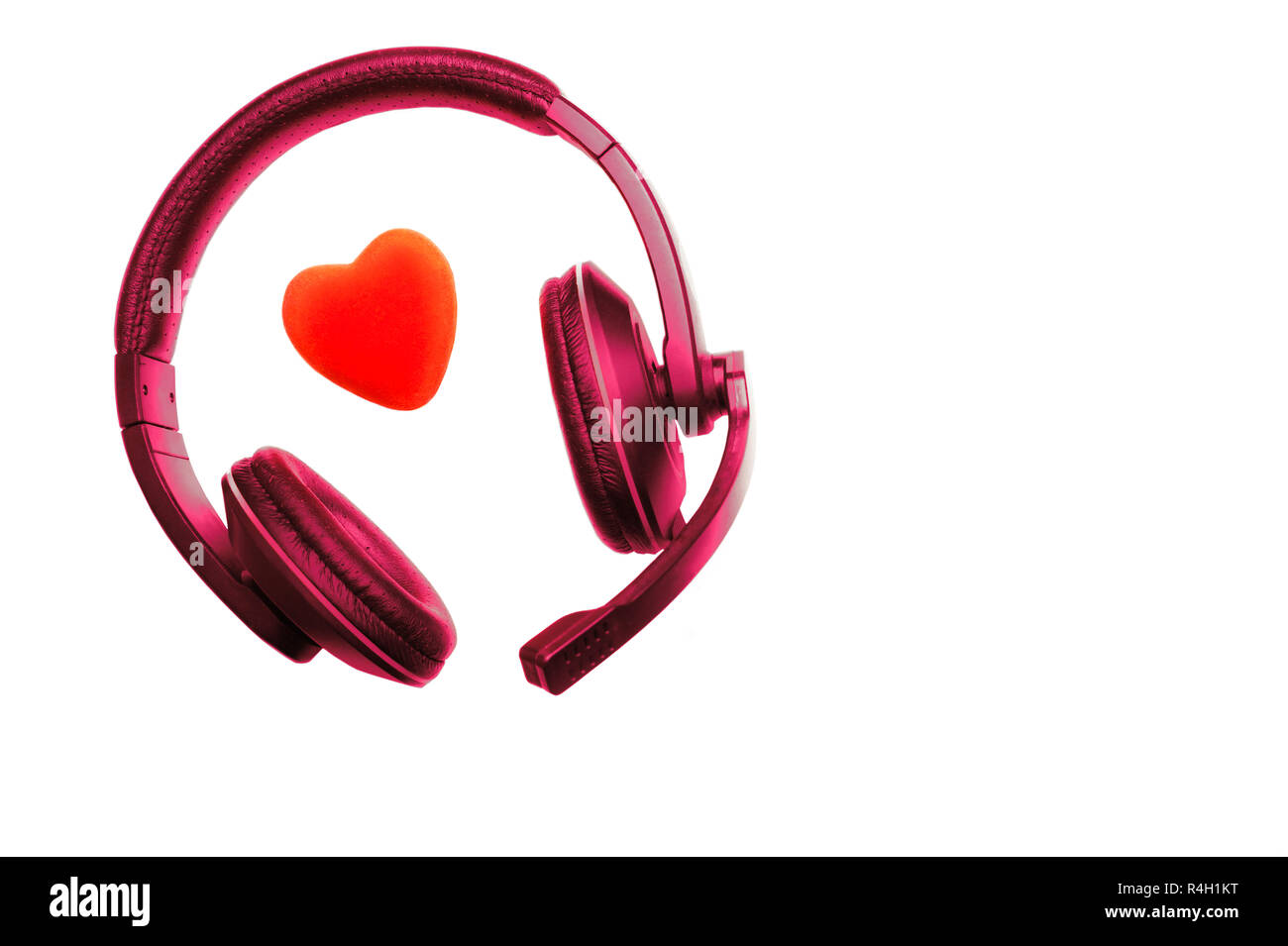 Colore rosso viola cuffie, cuffie con microfono e cuore rosso isolato su sfondo bianco. Call Center per il supporto tecnico, amore, il giorno di San Valentino, medi Foto Stock