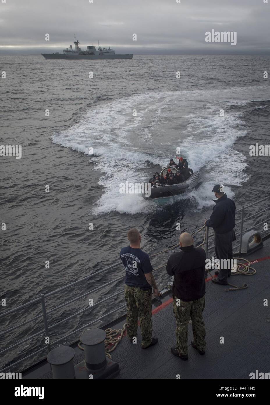 Oceano atlantico (sett. 29, 2018) Royal Canadian Navy velisti assegnati per l'Halifax-classe fregata HMCS Toronto (FFH 333) approccio il Ticonderoga-class guidato-missili cruiser USS la cittadella di Hue (CG 66) durante uno scenario di imbarco a bordo di esercizio la cittadella di Hue. La cittadella di Hue è attualmente in corso su un pianificate regolarmente la distribuzione. Foto Stock