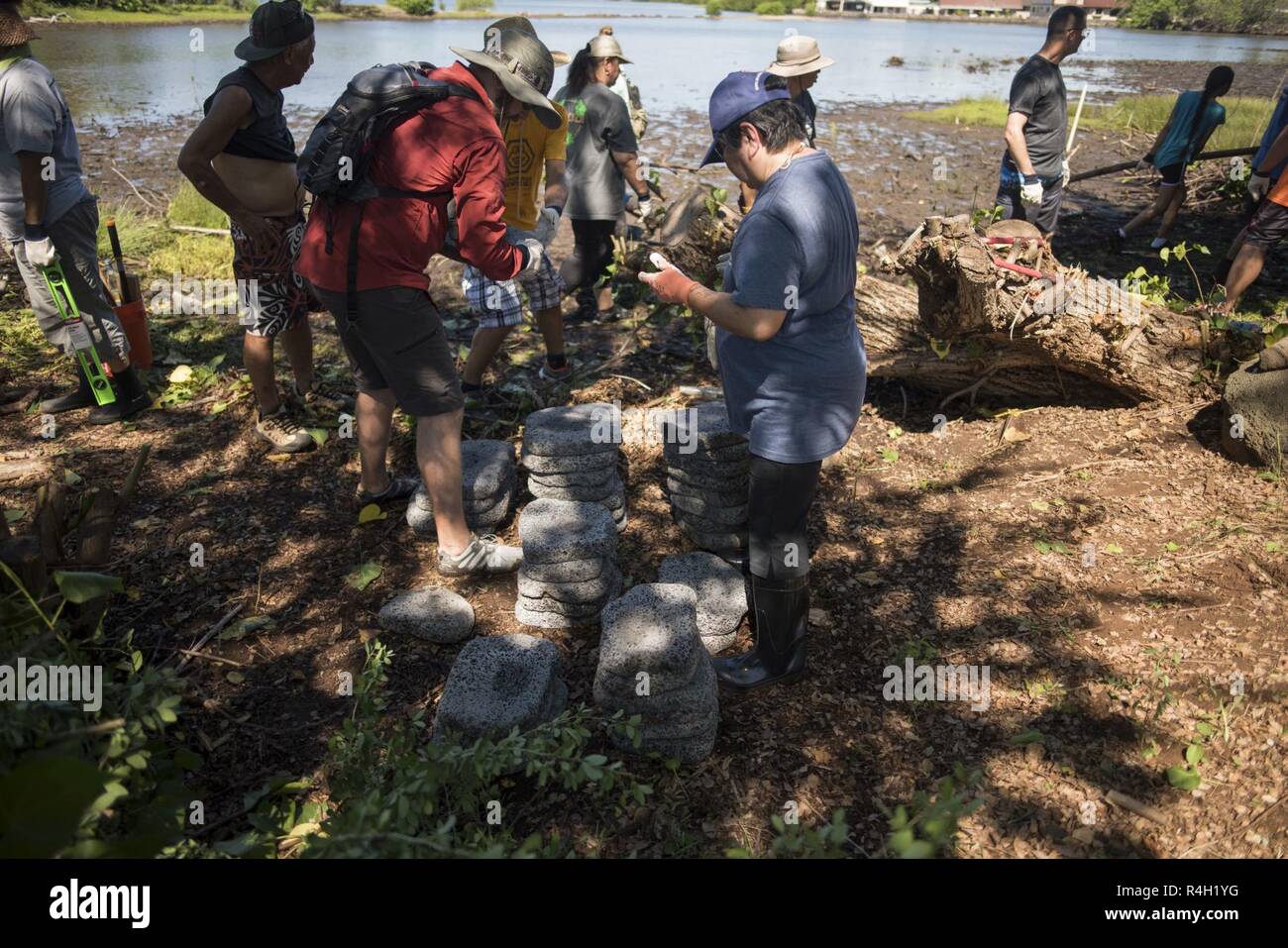 BASE COMUNE DI PEARL HARBOR-HICKAM -- (sett. 29, 2018) militari e famiglie, Ali'i Pauahi Hawaiian Civic Club dei membri e le comunità locali si uniscono per migliorare hawaiano antico, Peschiera Loko Pa'aiau, come parte del pubblico nazionale di terre giorno su base comune Harbor-Hickam perla. Naval Facilities Engineering Command Hawaii è stato concesso sovvenzioni dal National Environmental Education Foundation e il Dipartimento della Difesa le risorse legacy programma di gestione per entrambi Loko Pa'aiau peschiera e Ahua Reef Wetland. Questo evento è stata la rimozione delle specie invasive e mettendo un percorso di pietra Foto Stock