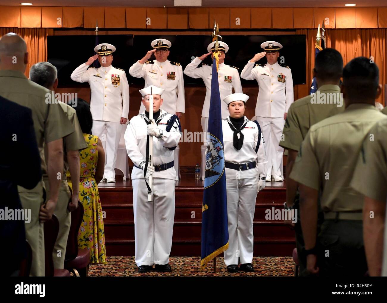 (27 settembre 2018) COMUNE BASE EXPEDITIONARY LITTLE CREEK-Fort Story -- Color guard, assegnato a JEB Little Creek, sfilate i colori durante un cambiamento di cerimonia di comando per la Scuola Navale di Musica sett. 27, 2018. Lt. La Cmdr. Corbiss alleviato Lt. La Cmdr. Robert J. Wrenn. Foto Stock