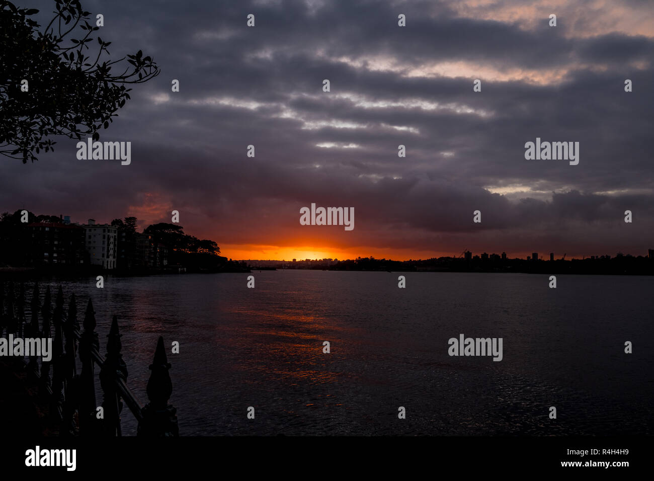 Alba sotto le nuvole sul Porto di Sydney Foto Stock