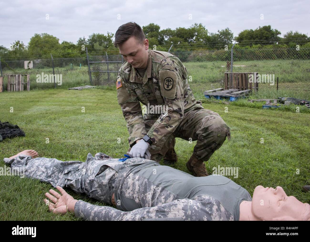 Stati Uniti Specialista dell'esercito Steven Sexton, NCO in carica del dipartimento di emergenza a Fort Belvoir Comunità Ospedale, valuta la simulazione di una paziente durante la formazione medica e dimostrazione di competenza individuale programma di utilizzazione a Brooke Army Medical Center di Fort Sam Houston, Texas, Sett. 28, 2018. Lo scopo del medico è quella di garantire arruolato personale medico vengono preparati, in un momento di preavviso, per distribuire ed eseguire la loro guerra di competenze mediche. Foto Stock
