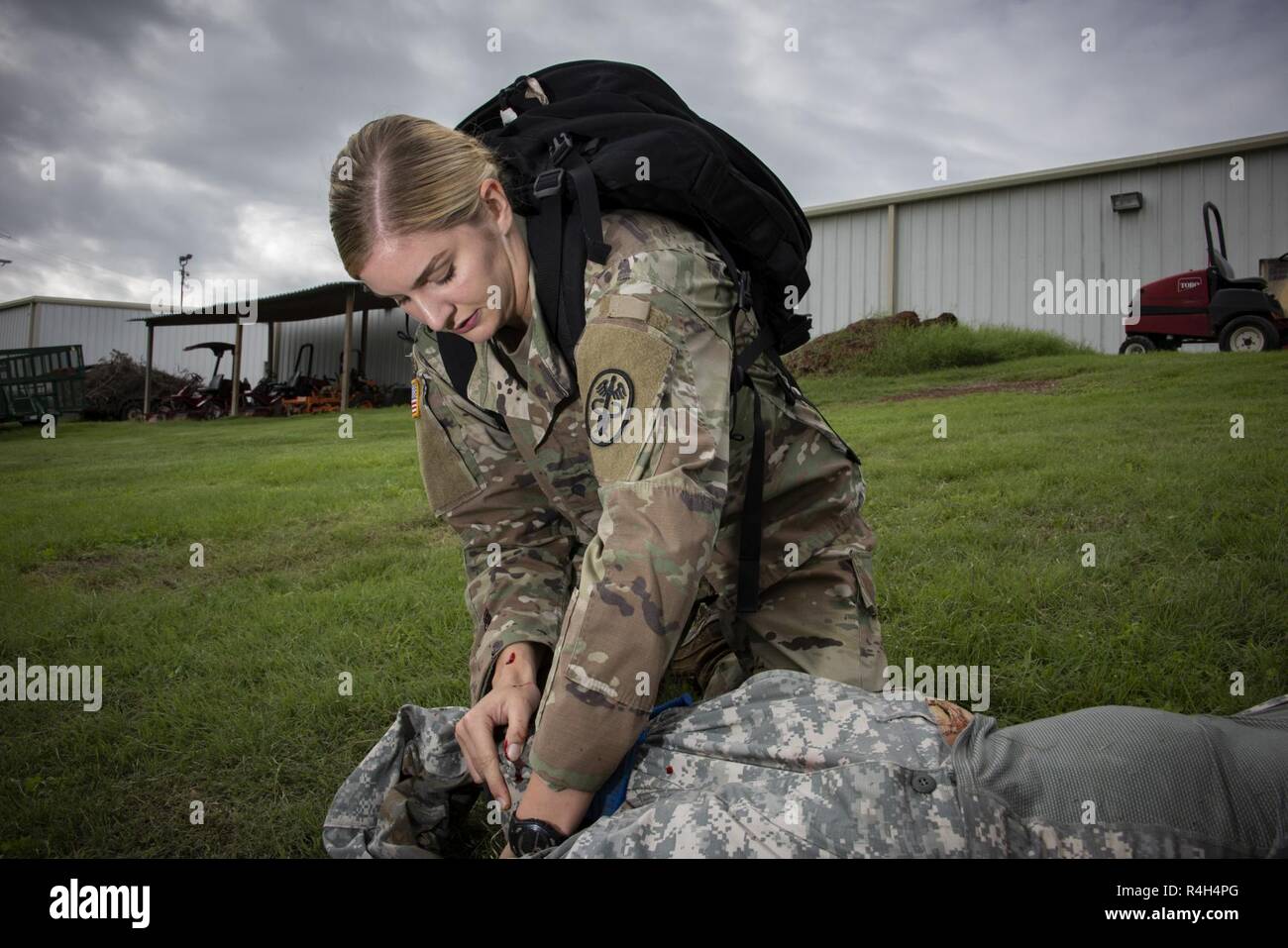 Stati Uniti Specialista dell'esercito Lillian paglia, Brooke Army Medical Center stanza di emergenza medic, valuta la simulazione di una paziente durante la formazione medica e dimostrazione di competenza individuale programma di utilizzazione a Brooke Army Medical Center di Fort Sam Houston, Texas, Sett. 28, 2018. Lo scopo del medico è quella di garantire arruolato personale medico vengono preparati, in un momento di preavviso, per distribuire ed eseguire la loro guerra di competenze mediche. Foto Stock