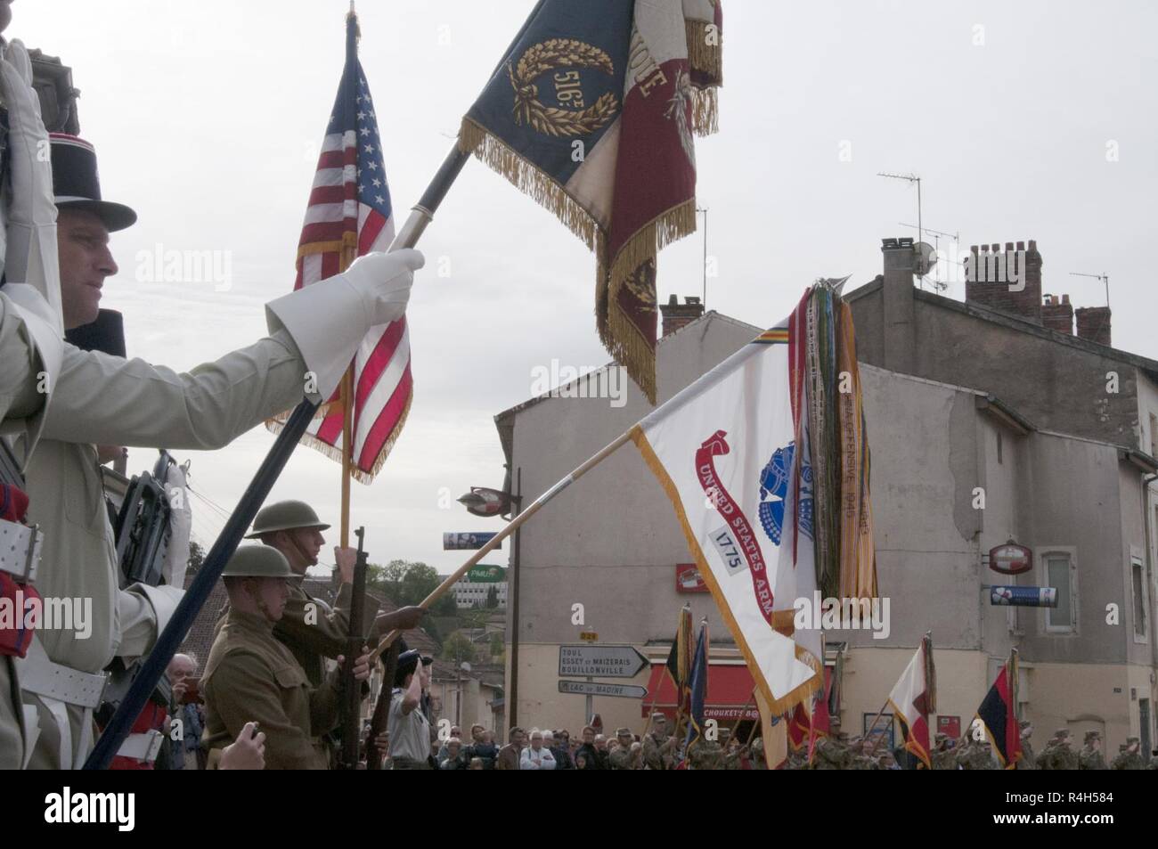 I membri del servizio e civili degli Stati Uniti e la Francia di rendere omaggio alla prima guerra mondiale era NEGLI STATI UNITI i membri del servizio durante la prima guerra mondiale commemorazione centenaria in Thaiucourt, Francia, Sett. 22. Le commemorazioni si sono tenute in tutta la regione per onorare il sacrificio compiuto da organi di servizio che hanno combattuto e hanno contribuito a pendere la bilancia a favore degli alleati in battaglie decisive come la marna, San Mihiel e Meuse-Argonne. Foto Stock