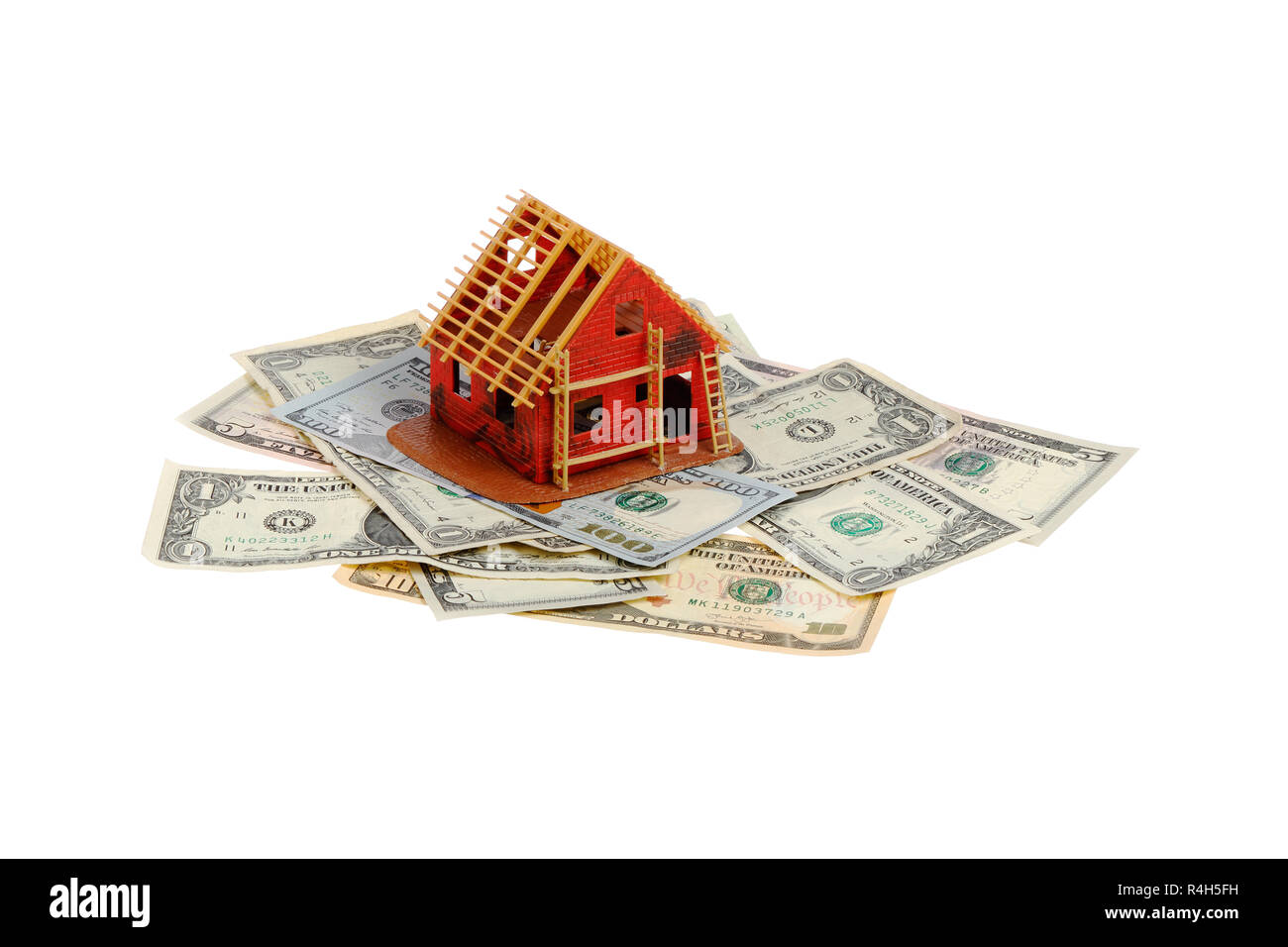 Stoccolma, Svezia - 25 Novembre 2018: uno rosso casa di famiglia in costruzione sul dollaro USA banconote isolati su sfondo bianco. Foto Stock