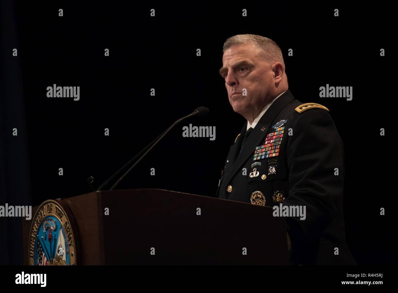 Stati Uniti Il vice Segretario della Difesa degli Stati Uniti inducts Il personale dell'esercito Sgt. Ronald J. Shurer II nella Sala degli eroi nel corso di una cerimonia al Pentagono a Washington D.C., il 2 ottobre 2018, dopo essere stato premiato con la medaglia d'onore da parte del presidente. Foto Stock