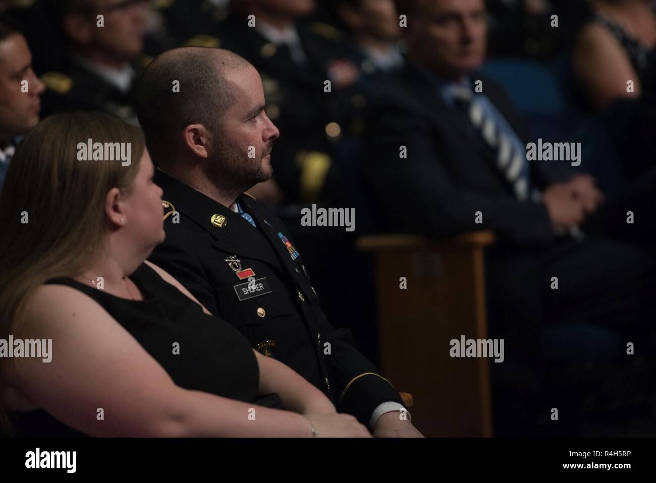 Stati Uniti Il vice Segretario della Difesa degli Stati Uniti inducts Il personale dell'esercito Sgt. Ronald J. Shurer II nella Sala degli eroi nel corso di una cerimonia al Pentagono a Washington D.C., il 2 ottobre 2018, dopo essere stato premiato con la medaglia d'onore da parte del presidente. Foto Stock