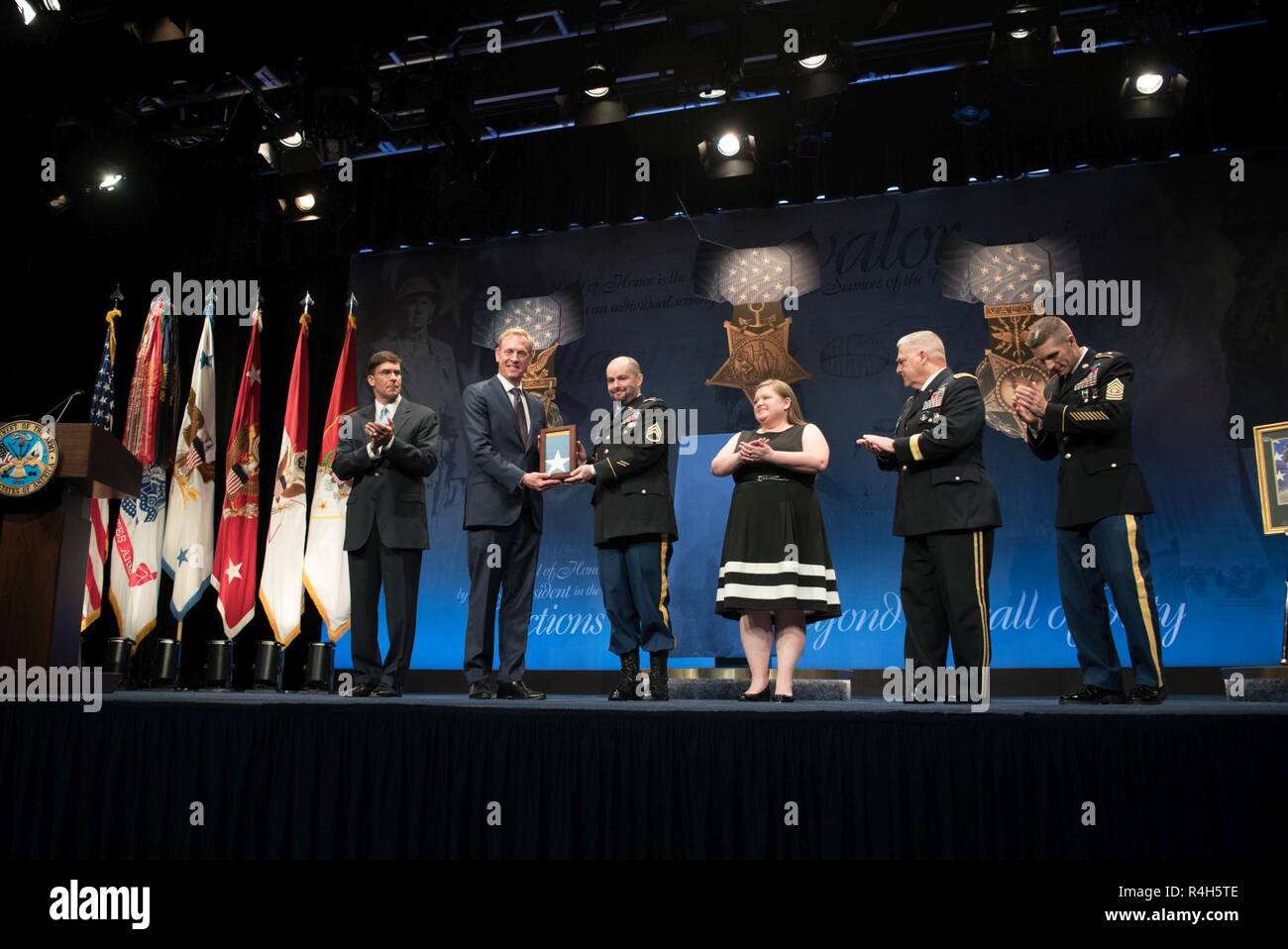 Stati Uniti Il vice Segretario della Difesa degli Stati Uniti inducts Il personale dell'esercito Sgt. Ronald J. Shurer II nella Sala degli eroi nel corso di una cerimonia al Pentagono a Washington D.C., il 2 ottobre 2018, dopo essere stato premiato con la medaglia d'onore da parte del presidente. Foto Stock