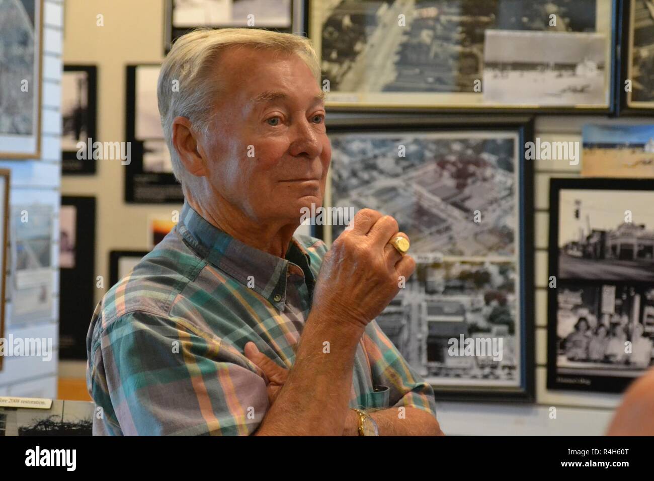 Charlie Fleetwood, direttore presso la Ocean View Station Museum a Norfolk, Virginia, condivide alcune idee per il piccolo museo della collezione durante una visita alla loro galleria. Il museo, situato nella vista oceano Sezione di Norfolk, ospita una pletora di artefatti e foto risalente ai primi anni del Novecento; e condivide un ricco patrimonio storico collegamento con la US Navy dovuta alla zona di prossimità alla stazione navale di Norfolk e JEB poco Creek-Fort Storia. Il Hampton Roads Museo Navale è uno dei dieci musei della Marina che sono azionate mediante la storia navale e Patrimonio il comando. Essa celebra la lunga storia Foto Stock