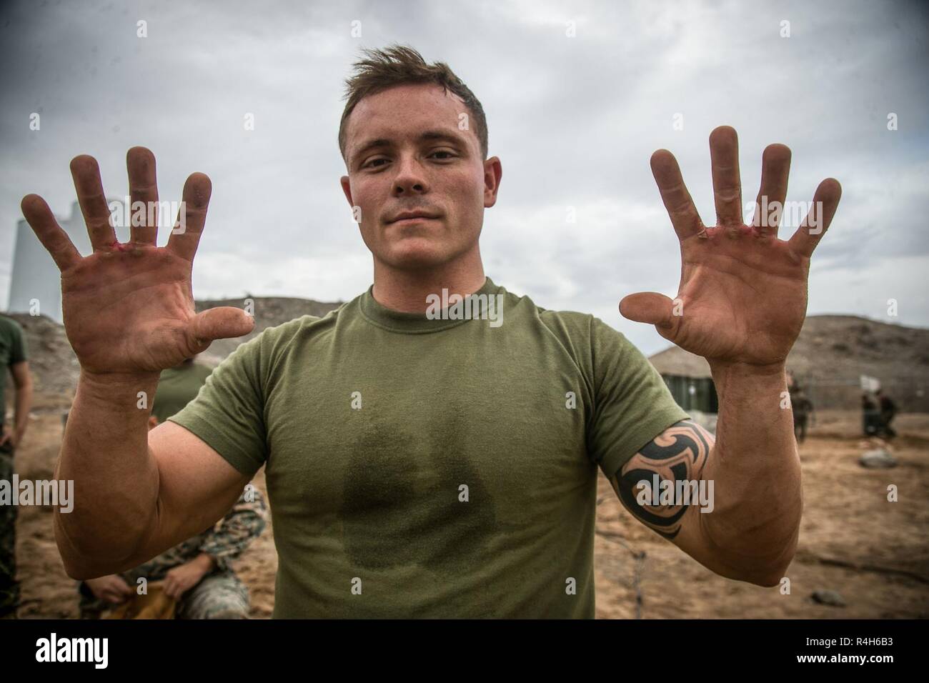 Stati Uniti Marine Corps Sgt. Giacobbe Wright, autoveicolo operatore assegnato a scopo speciale Air-Ground Marine Task Force Response-Central crisi il comando 19.1, mostra vesciche sostenuta da utilizzando un attrezzo di consolidamento (E-tool per scavare trincee per l'interramento di filo durante la Taloni esercizio 1-19 al Marine Corps Air Station Yuma, Arizona, Sett. 30, 2018. TALONEX è un pre-distribuzione evento di formazione che integra elementi dell'SPMAGTF e prove delle loro capacità quando si trovano di fronte con simulazione di scenari. Marines hanno preso precauzioni come scavando trincee e riempimento dei sacchi di sabbia nella preparazione delle intemperie t Foto Stock