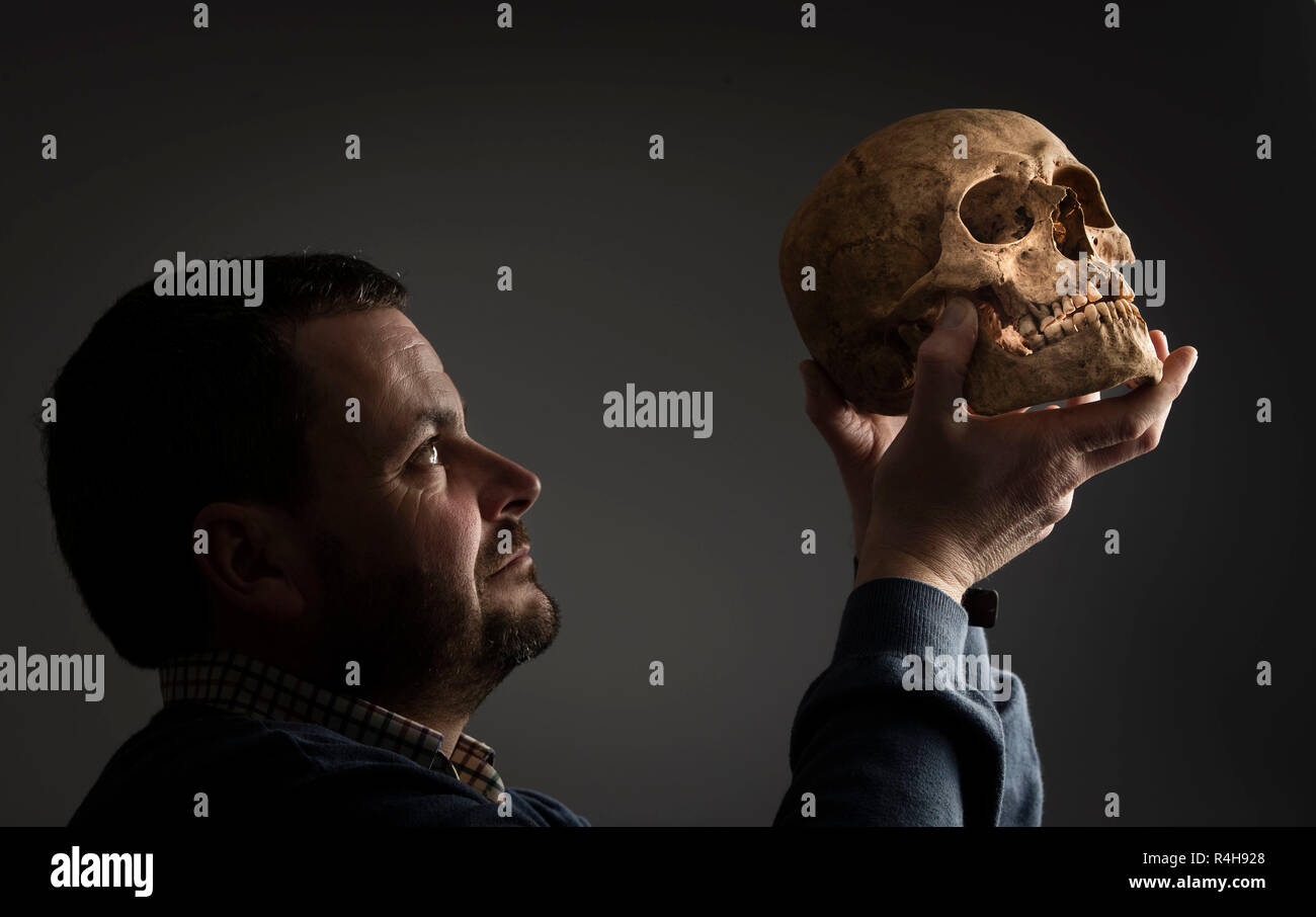 Dr Hugh Willmott, Senior Lecturer in unione Archeologia Storica dell'Università di Sheffield, detiene un teschio umano che è stato scoperto durante gli scavi presso un precedentemente sconosciuto cimitero anglosassone che dissotterrato sontuoso sepolture di donne con i loro gioielli e oggetti personali. Foto Stock
