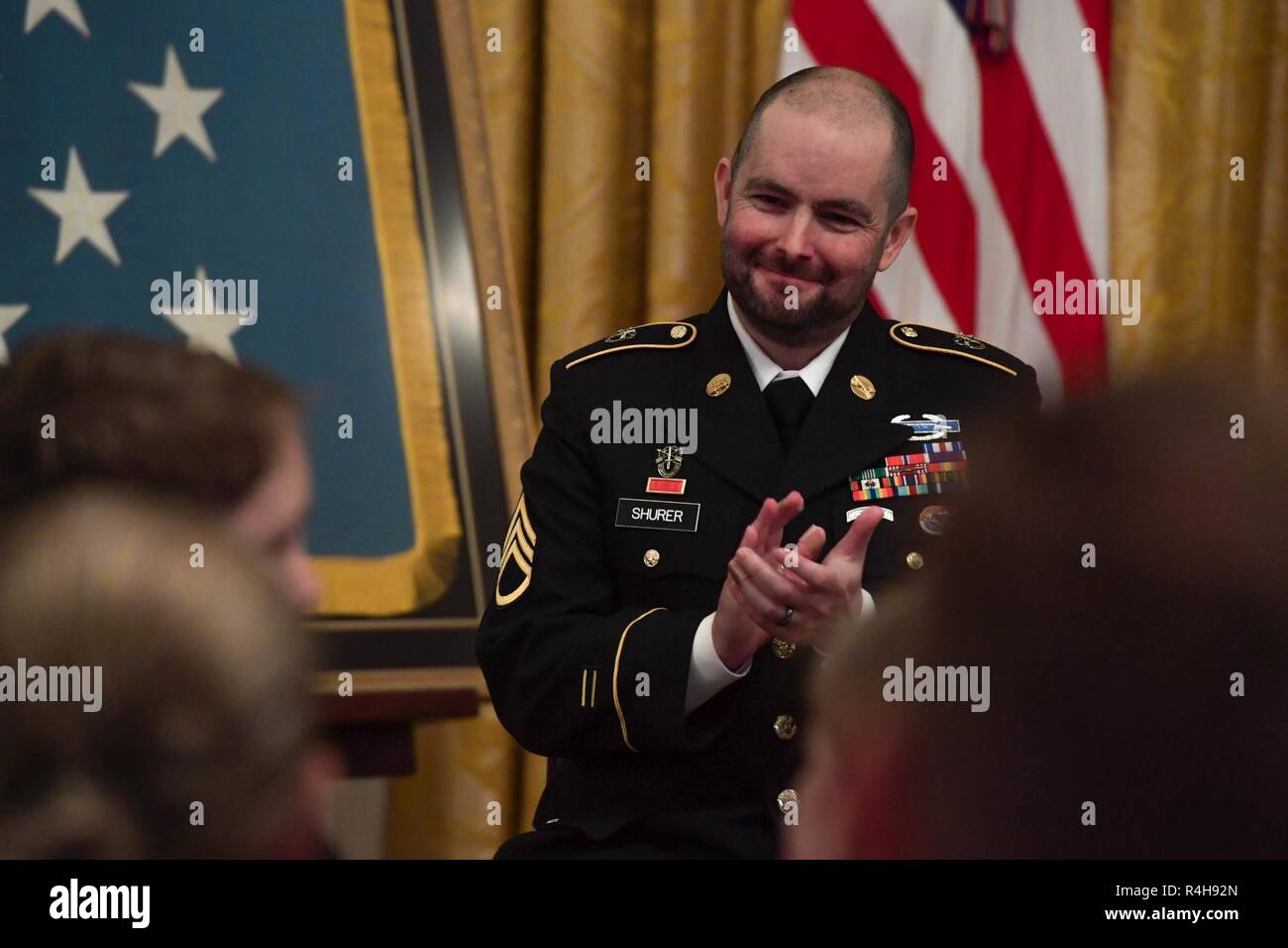 Il Medal of Honor è presentato agli ex U.S. Il personale dell'esercito Sgt. Ronald J. Shurer II nel corso di una cerimonia alla Casa Bianca di Washington, D.C., 1 ottobre, 2018. Shurer si è aggiudicato la medaglia di onore per azioni mentre si serve come un senior medical sergente con le Forze Speciali distacco operativo Alfa 3336, Operazioni speciali Task-Force-33, a sostegno dell'operazione Enduring Freedom in Afghanistan il 6 aprile 2008. Foto Stock