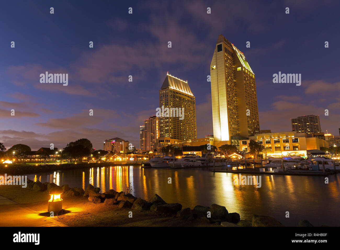 Il centro cittadino di San Diego, California USA all'alba. San Diego California skyline notturno. Foto Stock