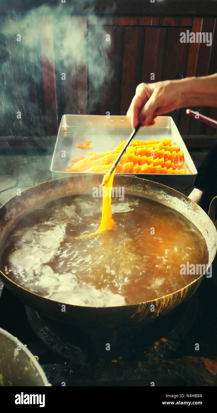 Mano stanno facendo dei tradizionali Thai dessert, Foi Thong o Golden Egg strisce Foto Stock