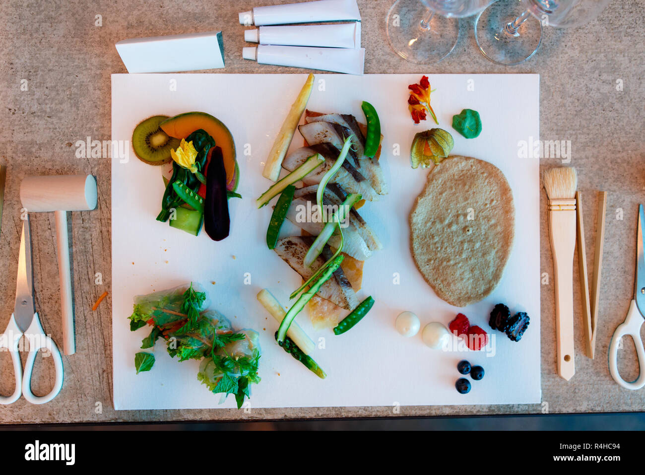 Tettuccio di colpo di cibo crudo ingredienti e frutti con arte utensili Foto Stock