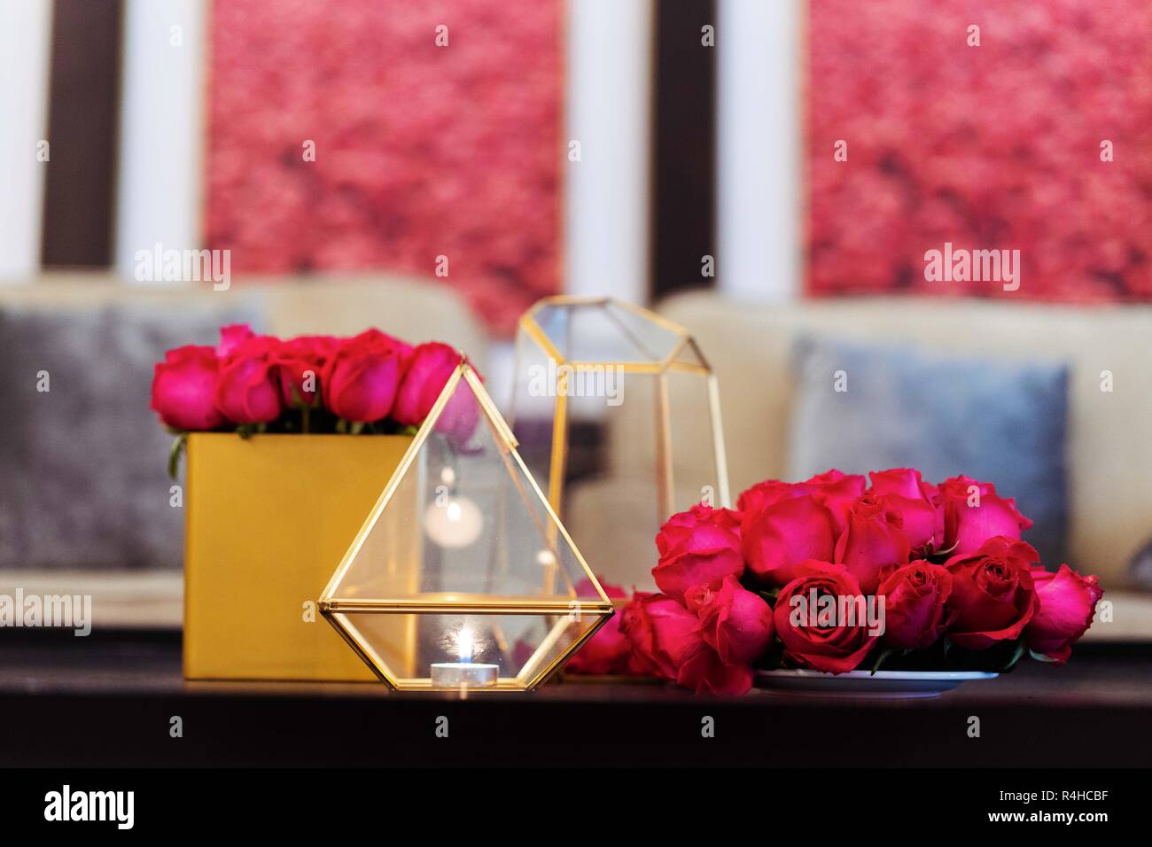 Rose e bicchieri di vetro vicino fino per la decorazione della casa Foto Stock