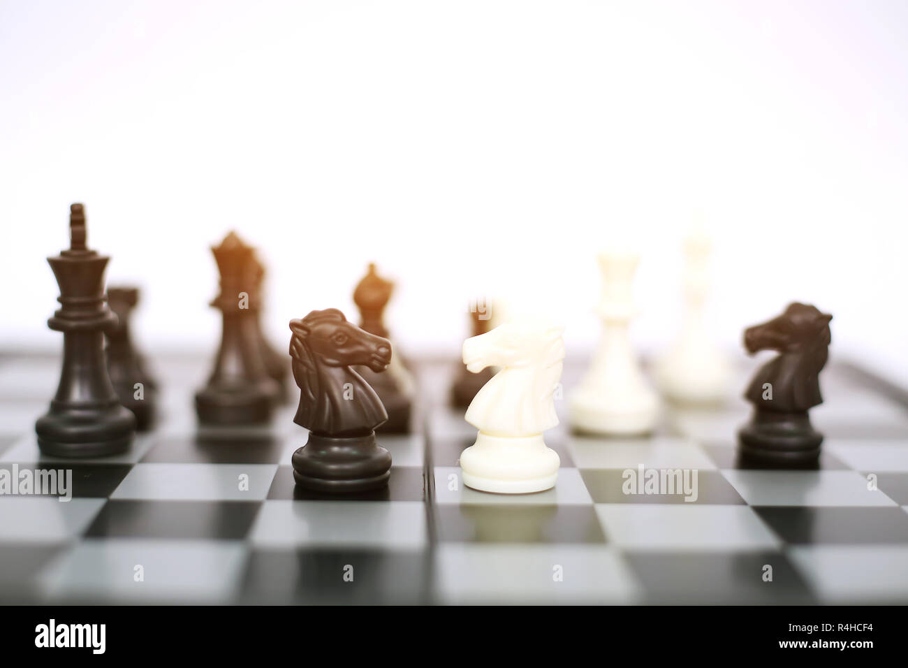 Foto di scacchi in bianco e nero delle pedine di una scacchiera gioco. Isolato su uno sfondo bianco. Foto Stock