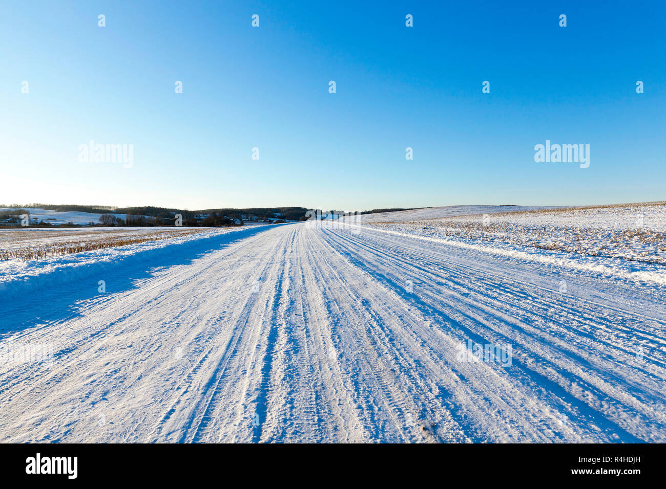 Le tracce della vettura sulla neve Foto Stock