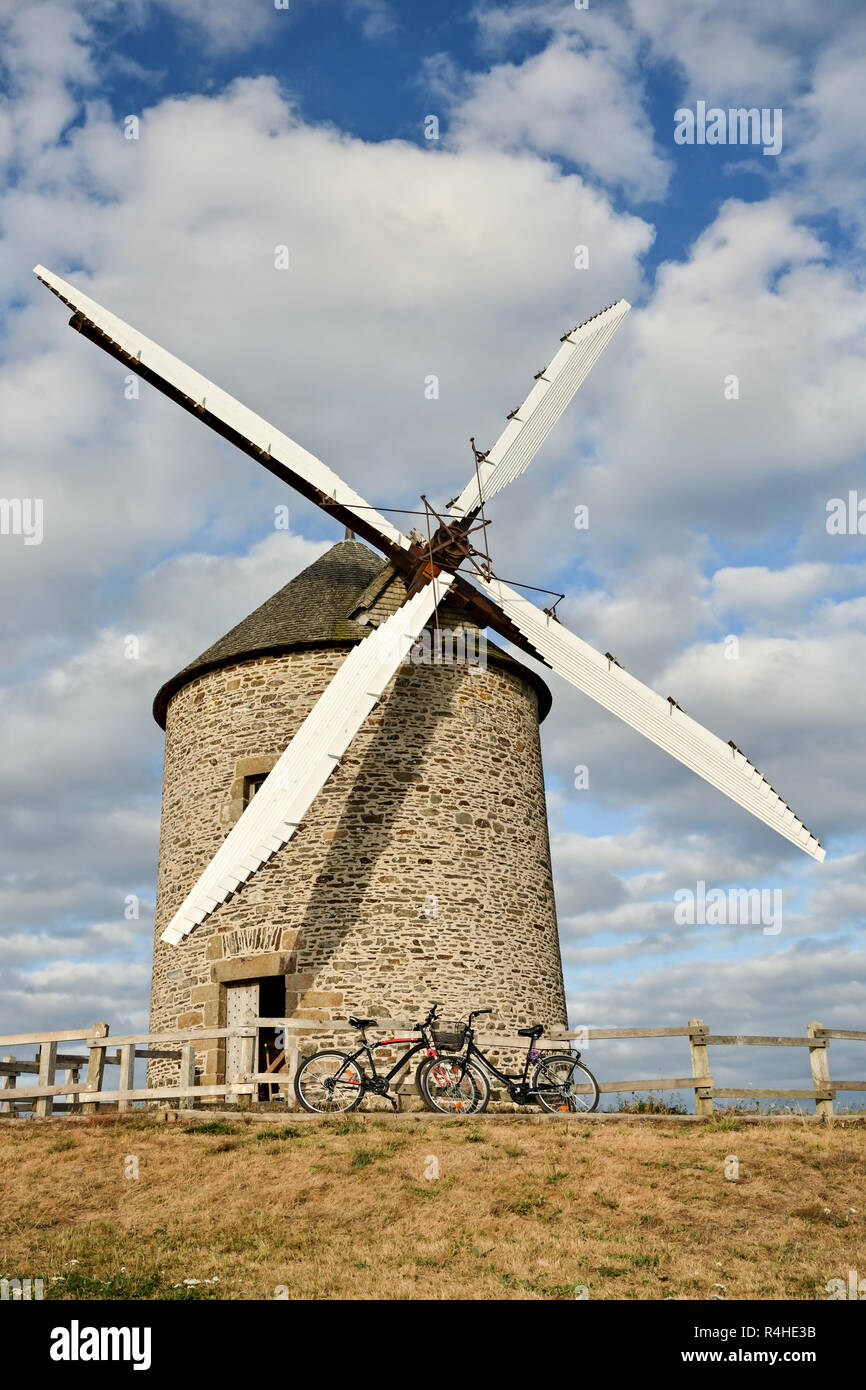 Godendo di pausa durante il viaggio in bicicletta vicino al Moulin de Moidrey mulino a vento Foto Stock