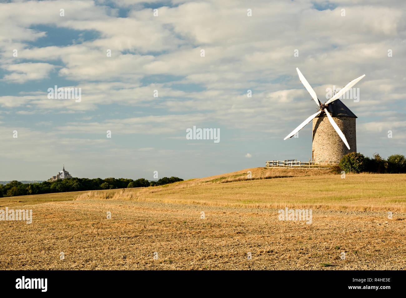 Moulin de Moidrey mulino a vento nei pressi di Le Mont Saint Michel Foto Stock