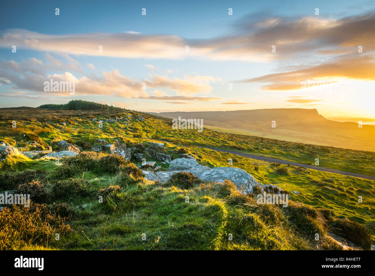 Questa è una foto sulla cima del monte Binevenagh in Irlanda del Nord. Essa è stata presa appena prima del tramonto Foto Stock