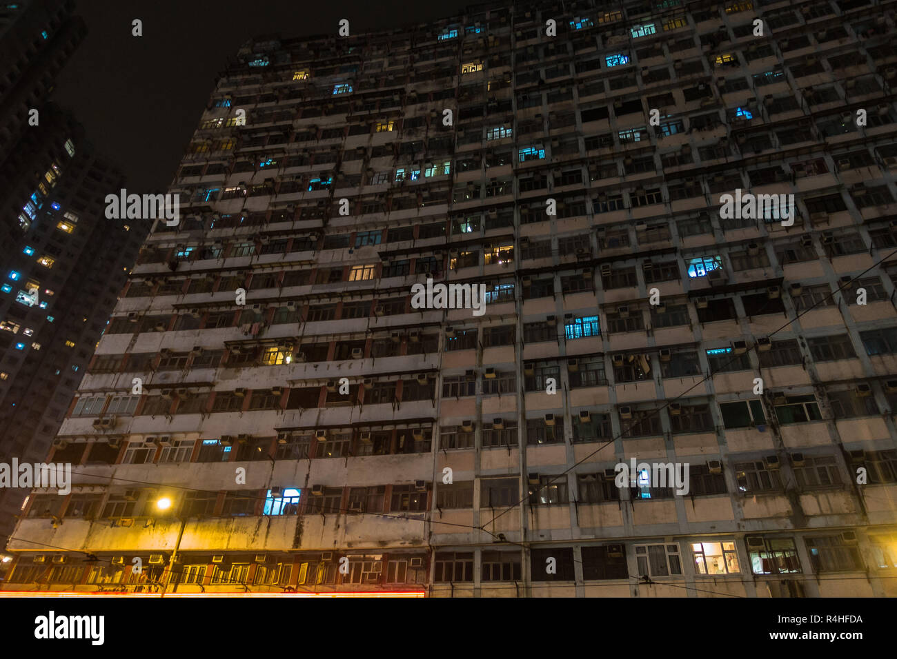 Vista notturna di Montane Mansion da King's Road, un famoso run-dow e sovraffollato edificio in Hong Kong. Hong Kong, Quarry Bay, Gennaio 2018 Foto Stock