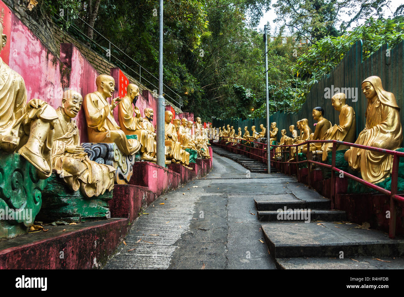 Golden Statue sulla via verso il Monastero dei Diecimila Buddha (l'uomo grasso TSZ), Hong Kong, Sha Tin, Nuovi Territori Foto Stock