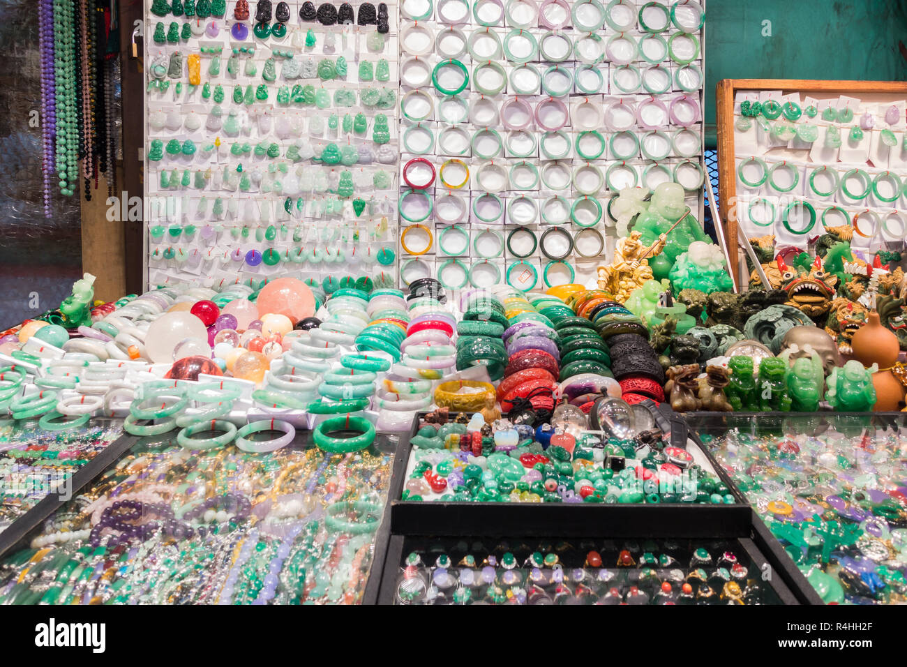 Vari pezzi di gioielleria realizzati di giada visualizzati al Mercato della Giada, Hong Kong Kowloon, Yau Ma Tei Foto Stock