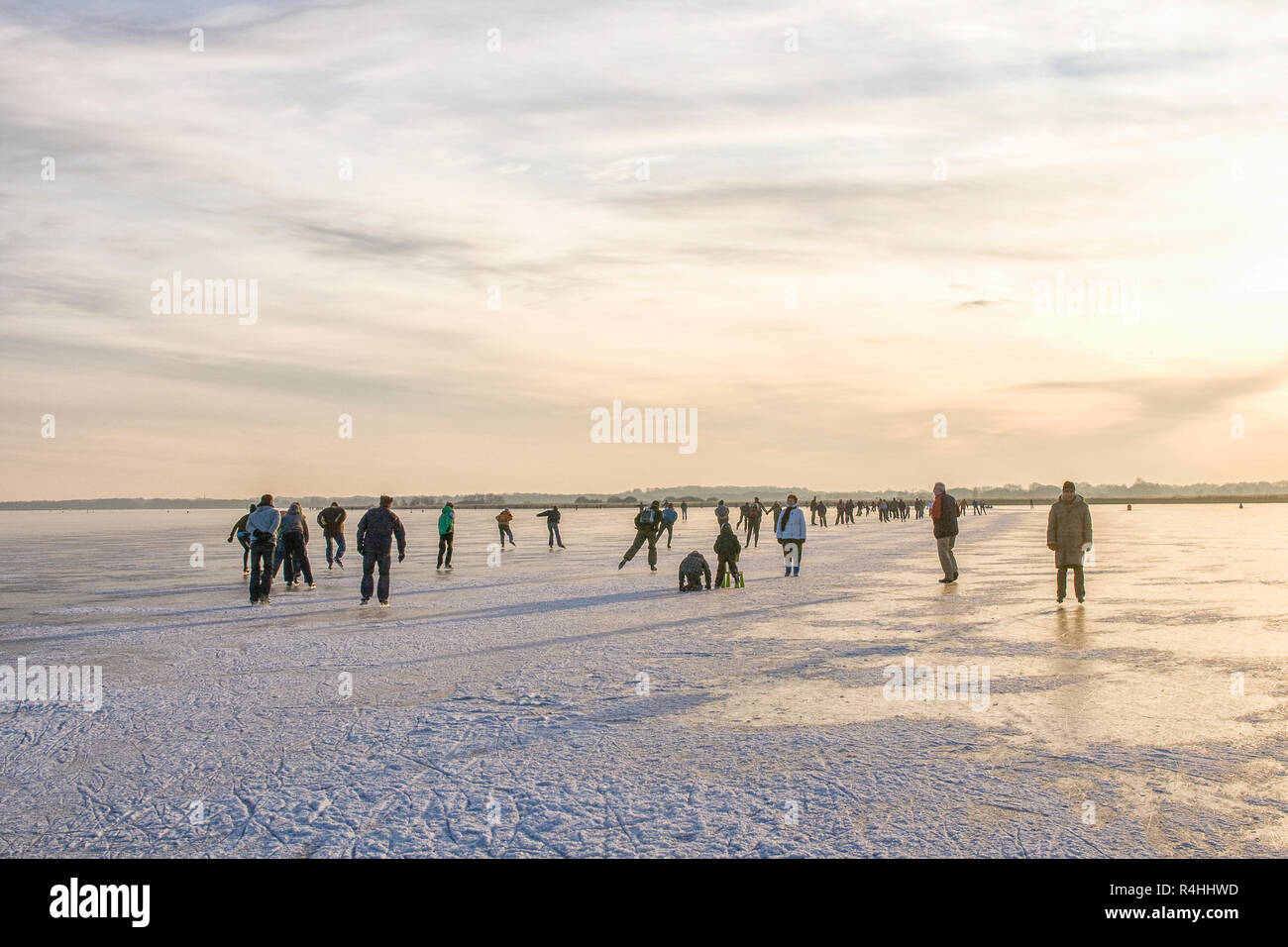 Pattinaggio sul ghiaccio su un lago ghiacciato in Paesi Bassi Foto Stock