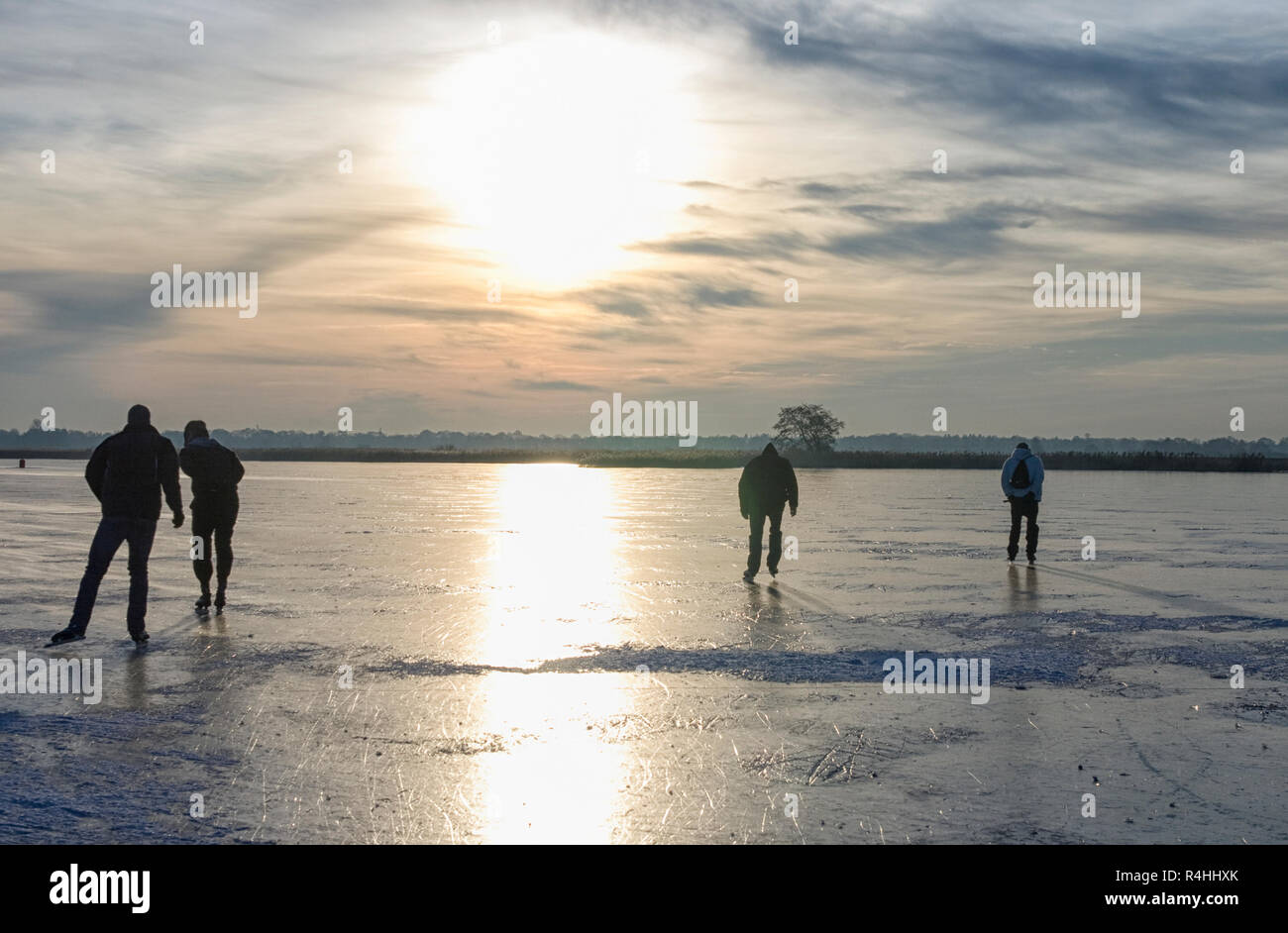 Dutch pattinatori su un lago ghiacciato Foto Stock