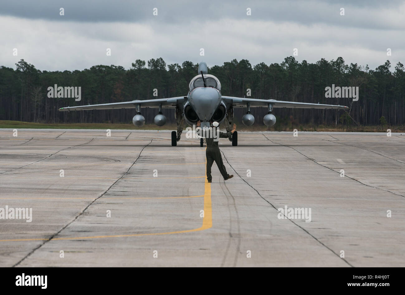 Un U.S. Marine con Marine Tactical Electronic Warfare Squadron (VMAQ) 2 segnali un EA-6B Prowler sulla linea di volo al Marine Corps Air Station Cherry Point, North Carolina, nov. 13, 2018. I malintenzionati restituito da una distribuzione a sostegno degli Stati Uniti centrali di comando in Medio Oriente. VMAQ-2 è una parte di aeromobile Marine Group 14, 2° velivolo marino ala. (U.S. Marine Corps foto di Cpl. Ieter T. pietra) Foto Stock