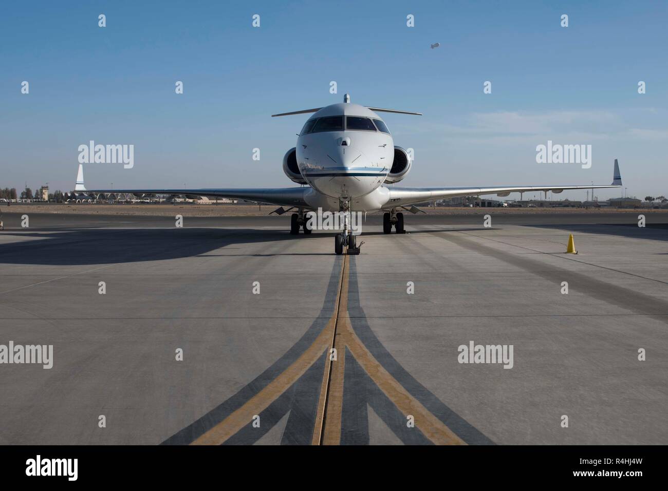 Un 430th Expeditionary elettronica combattere Squadron e-11a dotato di un campo di battaglia aerea nodo di comunicazioni si siede sulla pista di Kandahar Airfield, Afghanistan, nov. 16, 2018. Il payload consente il comando e il controllo di mettersi in contatto con le truppe sul terreno per consentire l adempimento della missione. (U.S. Air Force foto di Senior Airman Kaylee Dubois) Foto Stock