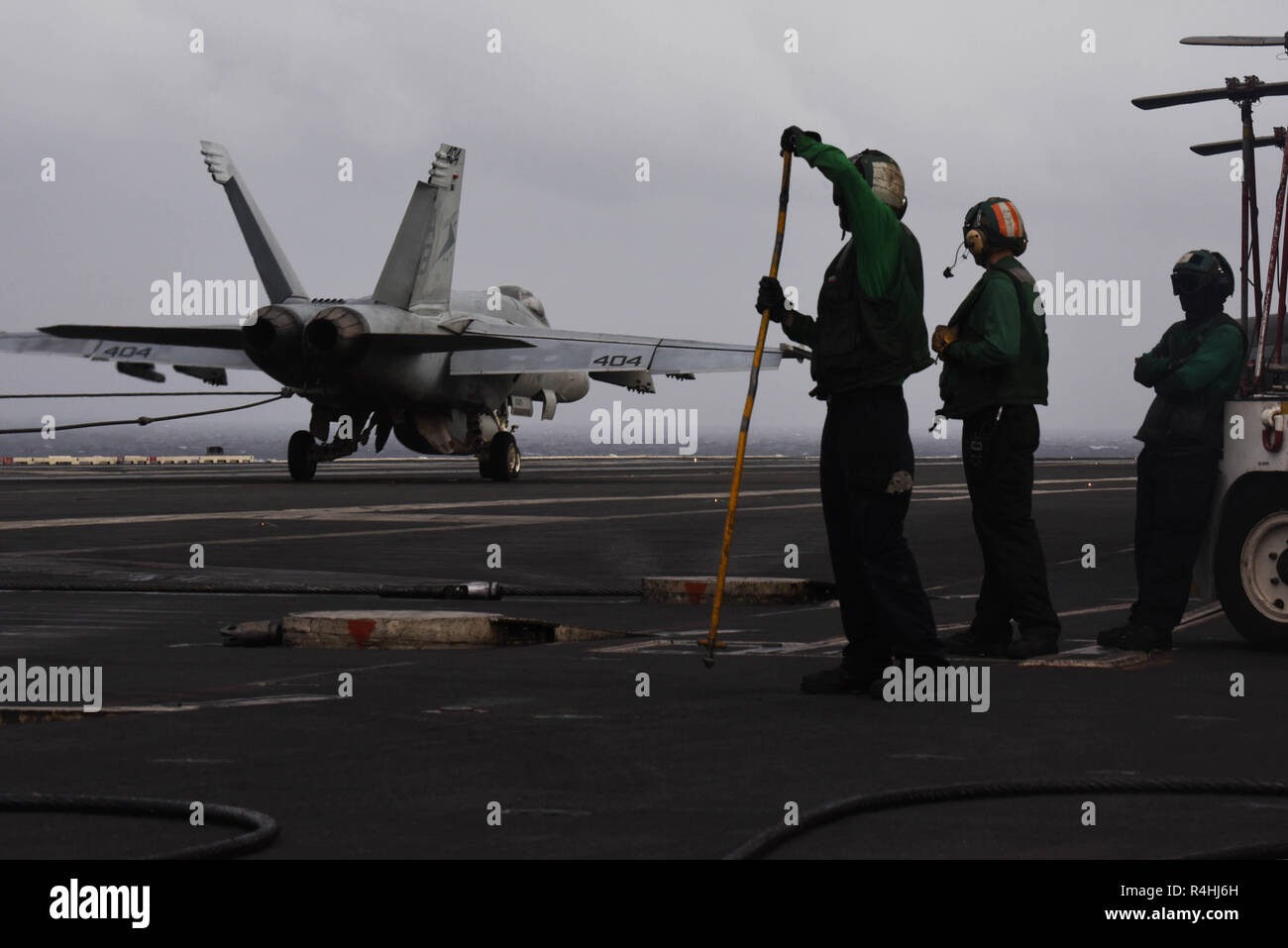 181125-N-MQ631-0723 mare mediterraneo (nov. 25, 2018) Un F/A-18E Super Hornet, assegnato al "Sunliners" di Strike Fighter Squadron (VFA) 81, terre a bordo della Nimitz-class portaerei USS Harry Truman (CVN 75). Attualmente operanti negli Stati Uniti Sesta flotta area di operazioni, Harry Truman continuerà a promuovere la cooperazione regionale con gli alleati e partner, rafforzare la stabilità regionale e di rimanere vigili, agile e dinamica. (U.S. Foto di Marina di Massa Specialista comunicazione marinaio Maxwell Higgins/rilasciato) Foto Stock