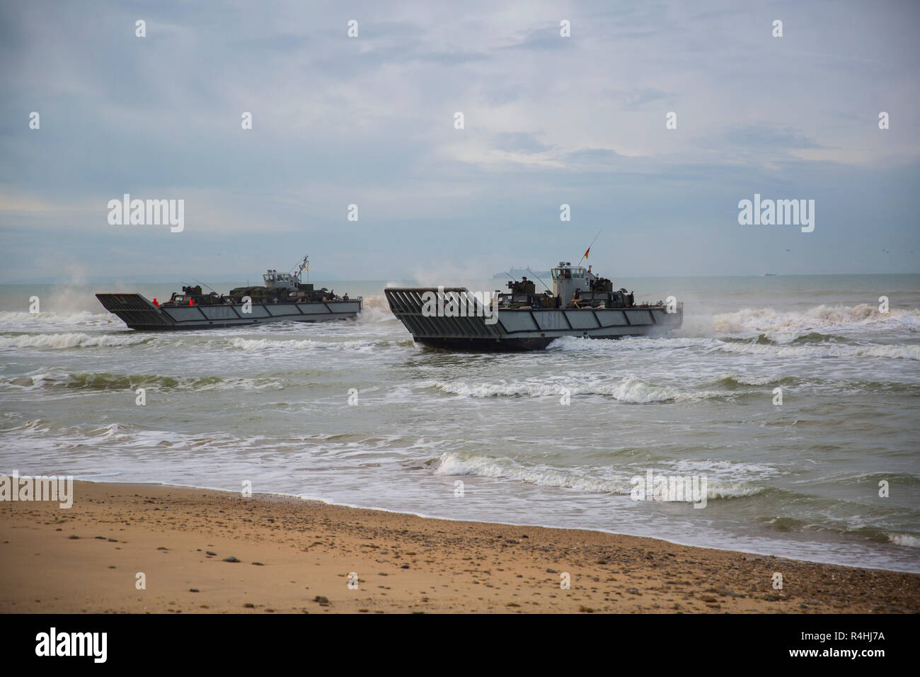 Stati Uniti Marines con scopi speciali Air-Ground Marine Task Force-Crisis Response-Africa e Spagnolo marines arrivano nella Landing Craft Utility barche durante GRUFLEX nella Sierra de Retin, Spagna, nov. 23, 2018. GRUFLEX è una multinazionale esercizio anfibio guidato da la marina spagnola che si concentra sul miglioramento di tattiche multilaterale e la costruzione di relazioni con partner condiviso tramite eventi di formazione SPMAGTF-CR-AF è una forza di rotazione distribuito per condurre una crisi-risposta e il teatro delle operazioni di sicurezza in Europa e in Africa. (U.S. Marine Corps foto di Sgt. Katelyn Hunter) Foto Stock