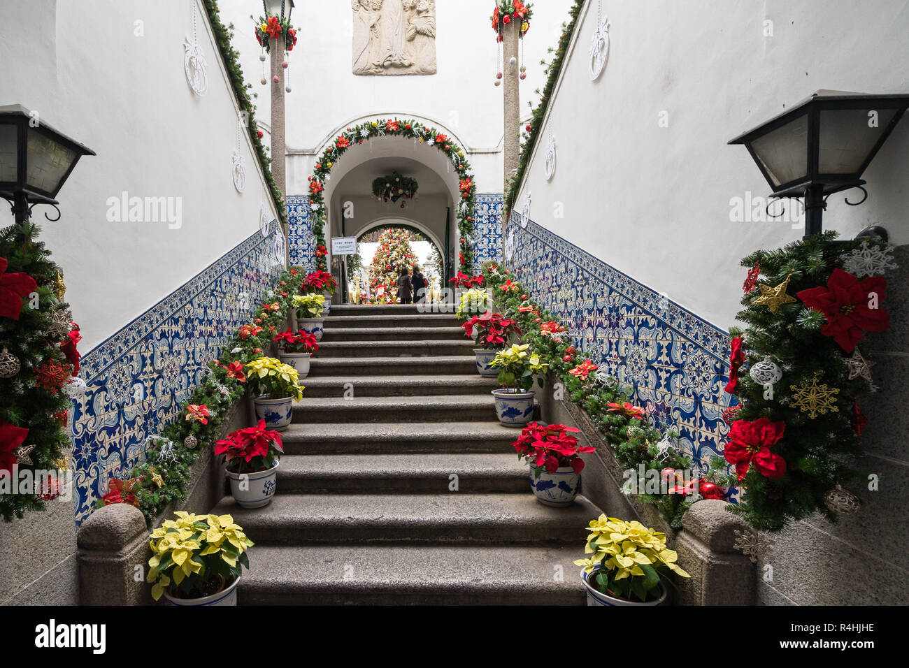 Fiore decorazioni di Natale all'interno di civica comunale e Ufficio degli affari, ex Leal Seanado edificio, Macao Foto Stock