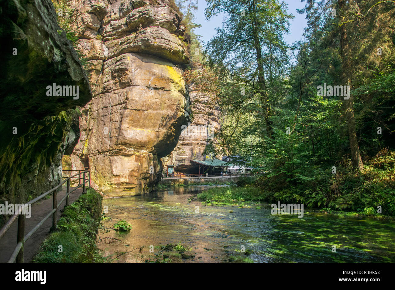 Böhmische Schweiz, luogo di riposo con holiday bar in Edmundsklamm del Kamenice, Rastplatz mit Ausflugslokal in der Edmundsklamm der Kamenice Foto Stock