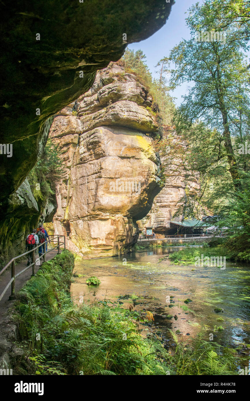 Böhmische Schweiz, luogo di riposo con holiday bar in Edmundsklamm del Kamenice, Rastplatz mit Ausflugslokal in der Edmundsklamm der Kamenice Foto Stock