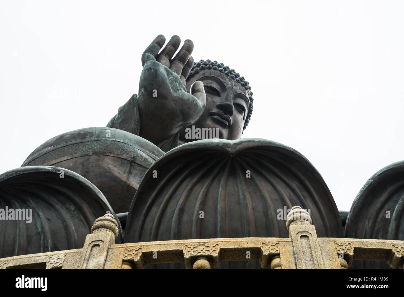 L'enorme statua di bronzo di Tian Tan Buddha a Lantau Island, una delle attrazioni principali di Hong Kong Foto Stock